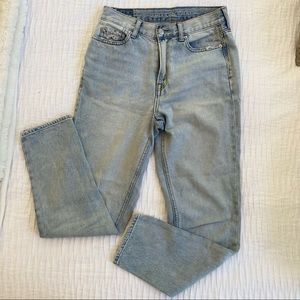 American Eagle Acid Wash Light Blue Denim High Waisted Mom Jeans 4